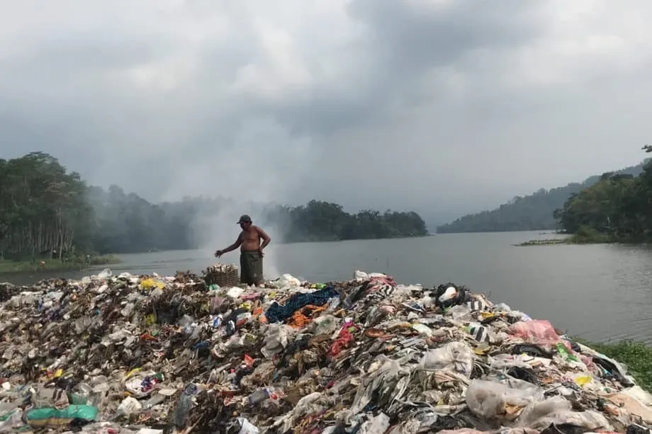 Proyek Percontohan Atasi Krisis Pembakaran Sampah Rumah Tangga di Indonesia di Tengah Meningkatnya Perdebatan Nasional soal Solusi