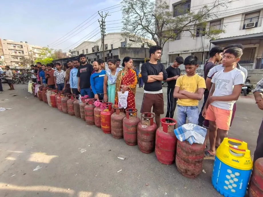 Bagaimana Perang di Asia Barat Menekan Perekonomian India, dari SPBU hingga Dapur