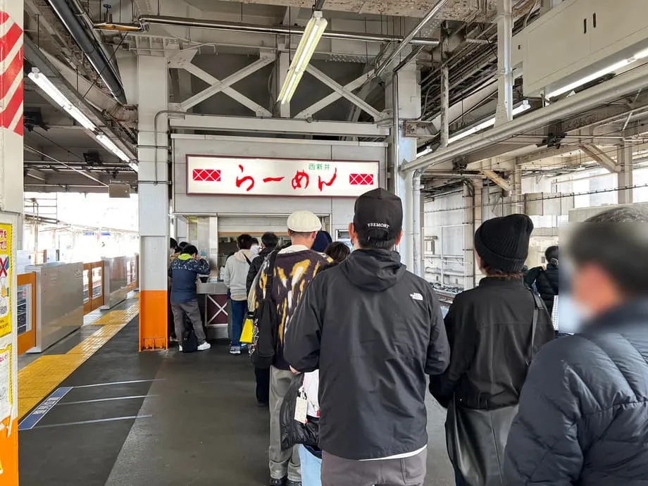 Panggilan Terakhir untuk Ramen Peron: Menilik Budaya Bersantap Era Showa yang Kian Menghilang di Tokyo