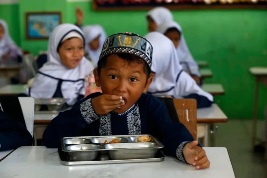 Skandal Lele Mentah Picu Indonesia Hentikan Operasi Lebih dari 2.200 Dapur Makan Sekolah di Seluruh Negeri