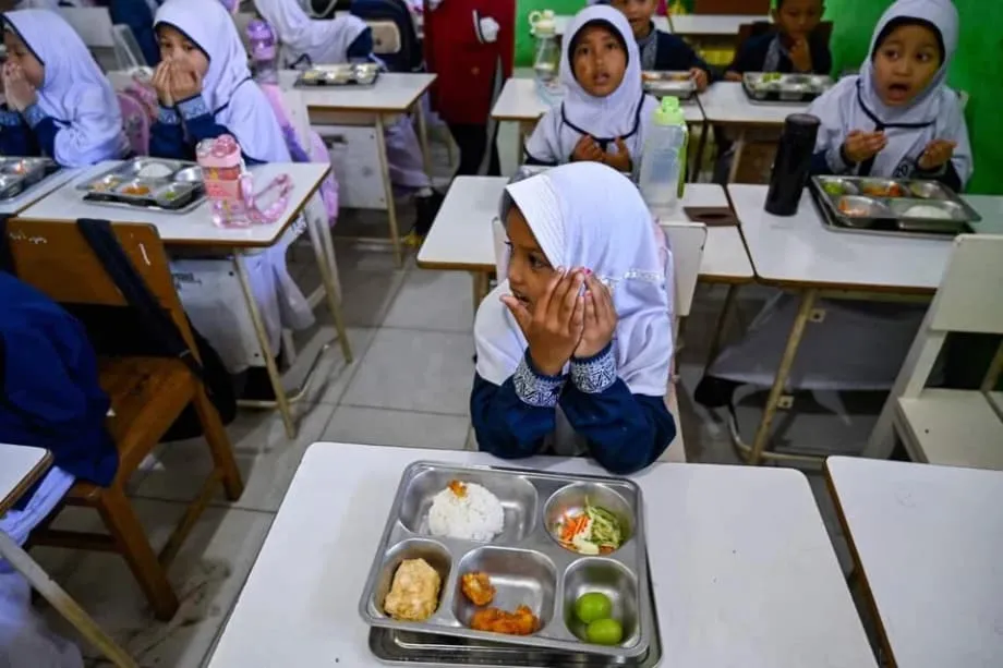 Indonesia Pangkas Program Makan Gratis untuk Mengantisipasi Guncangan Harga Minyak akibat Perang Timur Tengah
