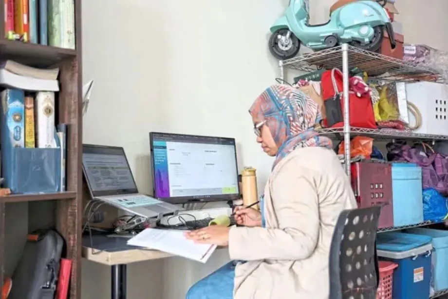 Check-in Setiap Jam Picu Kecemasan di Kalangan PNS Malaysia yang Bekerja Jarak Jauh