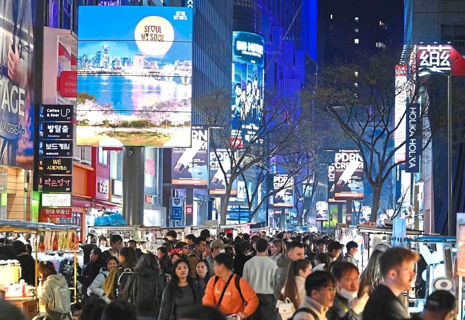 Seoul Meredupkan Gemerlap Digitalnya: Pedoman Kecerahan Pertama di Korea Selatan Sasar Silau Papan Iklan