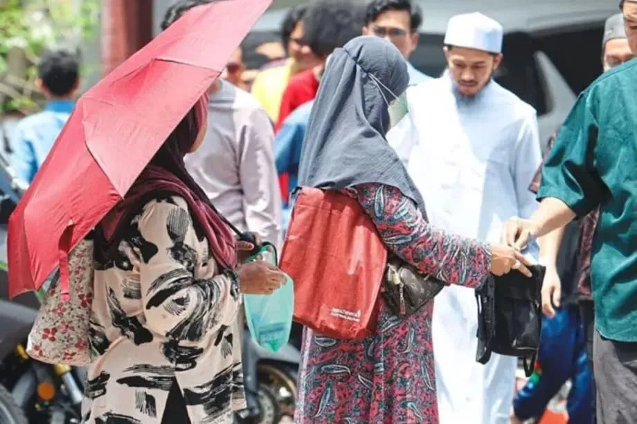 Aksi Mengemis Agresif di Kuala Lumpur Sasar Pengunjung Restoran, Jemaah Masjid, dan Pengendara