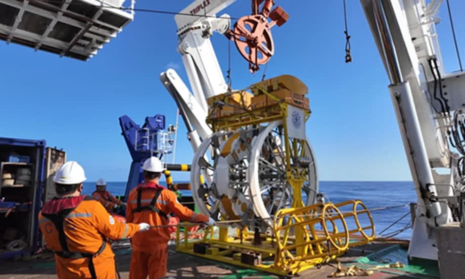 Perangkat Teleskop Neutrino TRIDENT China Lulus Uji Penting di Laut Dalam