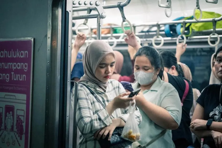 Jebakan Pinjol: Bagaimana Pekerja Muda Indonesia Terjerat Siklus Utang Digital