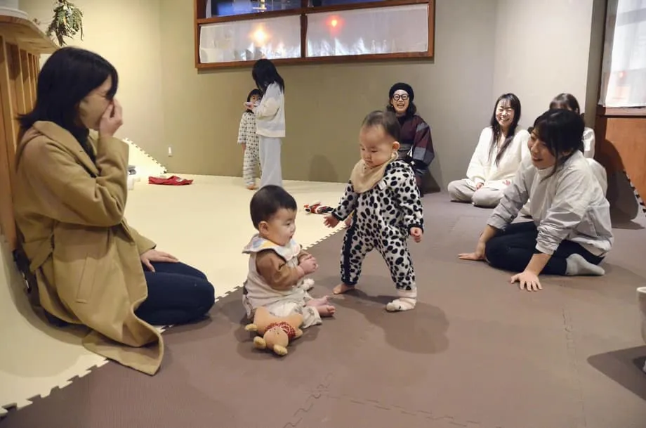Kafe Tangis Larut Malam di Jepang Menjadi Tempat Perlindungan bagi Ibu yang Kelelahan di Tengah Angka Kelahiran Terendah