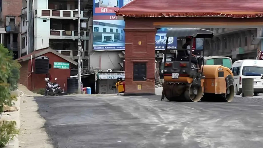 Nepal Menguji Jalan Plastik untuk Mengatasi Sampah dan Jalan Berlubang