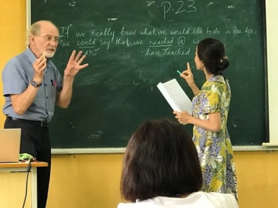 Paradoks Bahasa Inggris di Vietnam: Mengapa Belajar Bertahun-tahun Hanya Memberi Hasil Terbatas dan Cara Mengatasinya