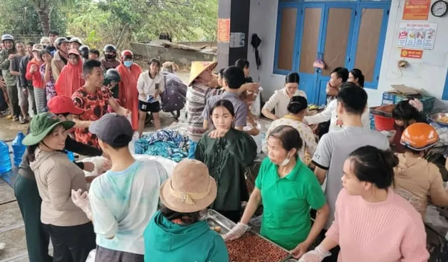 Dapur Relawan Memberi Makan Ribuan Orang di Tengah Banjir Vietnam Tengah