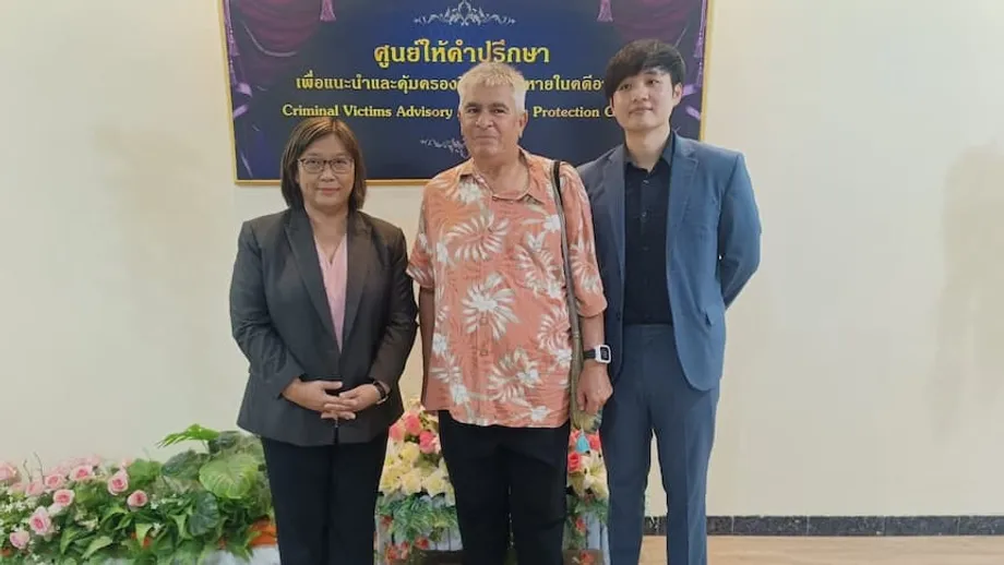 Pengadilan Thailand Membebaskan Penulis Australia Setelah Malaysia Mencabut Kasus Pencemaran Nama Baik Lintas Negara