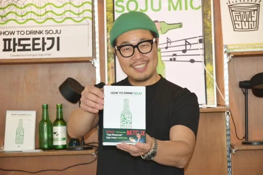 Seniman Soju Funnyjun Perkenalkan Etika Minum Korea kepada Pembaca Global