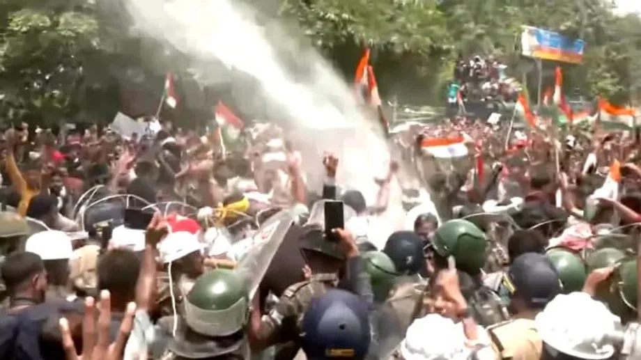 Polisi Jharkhand Gunakan Gas Air Mata dan Pentungan terhadap Anak Muda yang Menuntut Reformasi Ujian