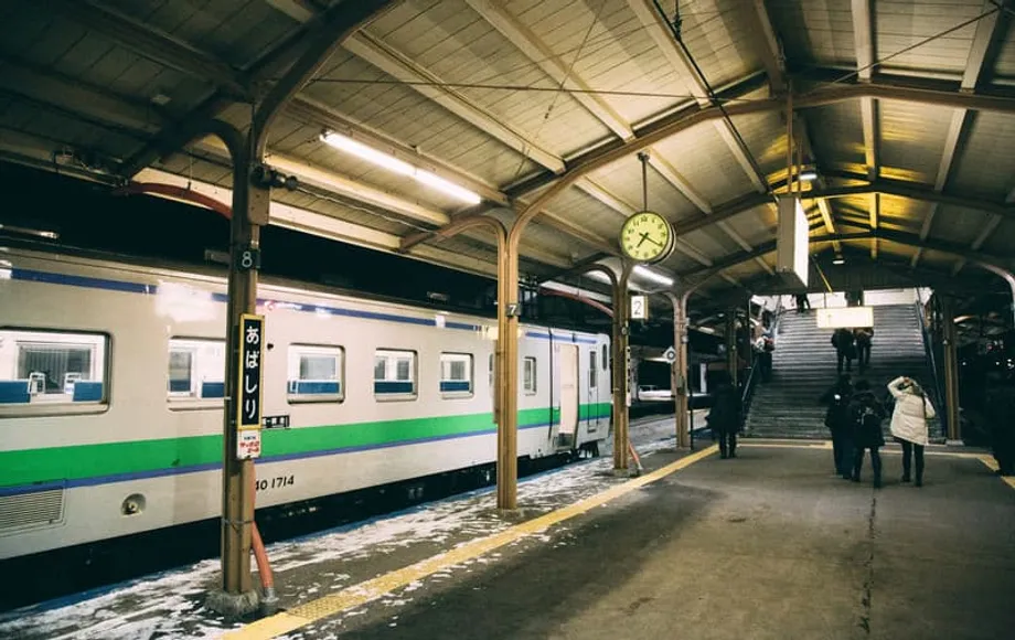 JR Hokkaido menjatuhkan sanksi kepada masinis yang kedapatan membaca saat kereta berhenti terjadwal di Stasiun Otaru