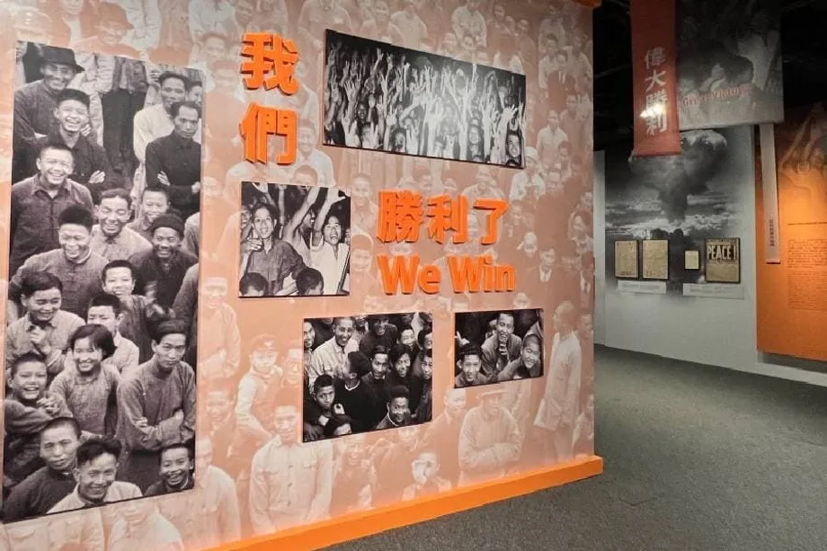 Para utusan mengunjungi pameran Perang Dunia II di Hong Kong dengan fokus pada mengenang sejarah dan perdamaian