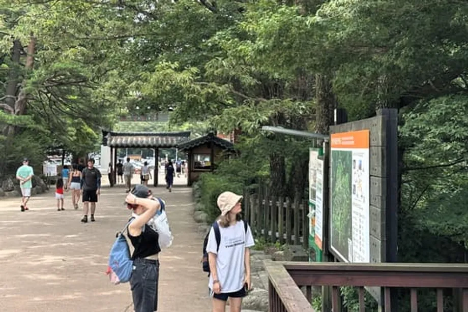 K-hiking menarik wisatawan dunia ke puncak gunung dan jalur perkotaan Korea