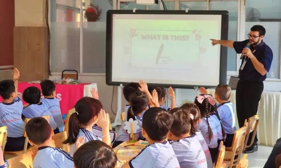 Bahasa Inggris Wajib Diajarkan Mulai Kelas 1 di Seluruh Vietnam pada 2030